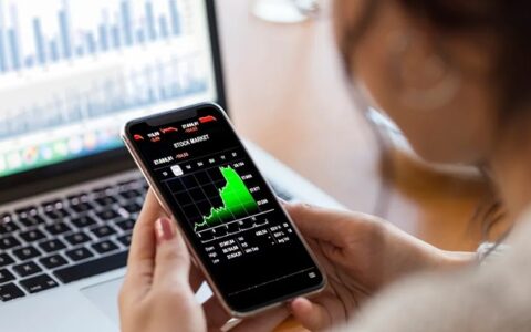 美股成交额TOP 20｜博通涨逾24%加入“万亿美元俱乐部”；特斯拉涨超4%，SoundHound暴涨23%
