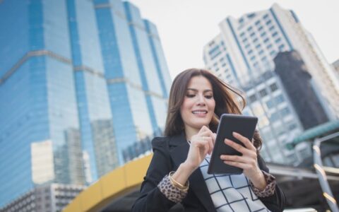 英伟达AI领军地位解析：Blackwell驱动下的需求爆发与投资新机遇