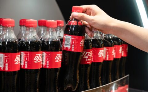 可口可乐：巴菲特持有4亿股、63年连涨分红，值得你跟随买入吗？