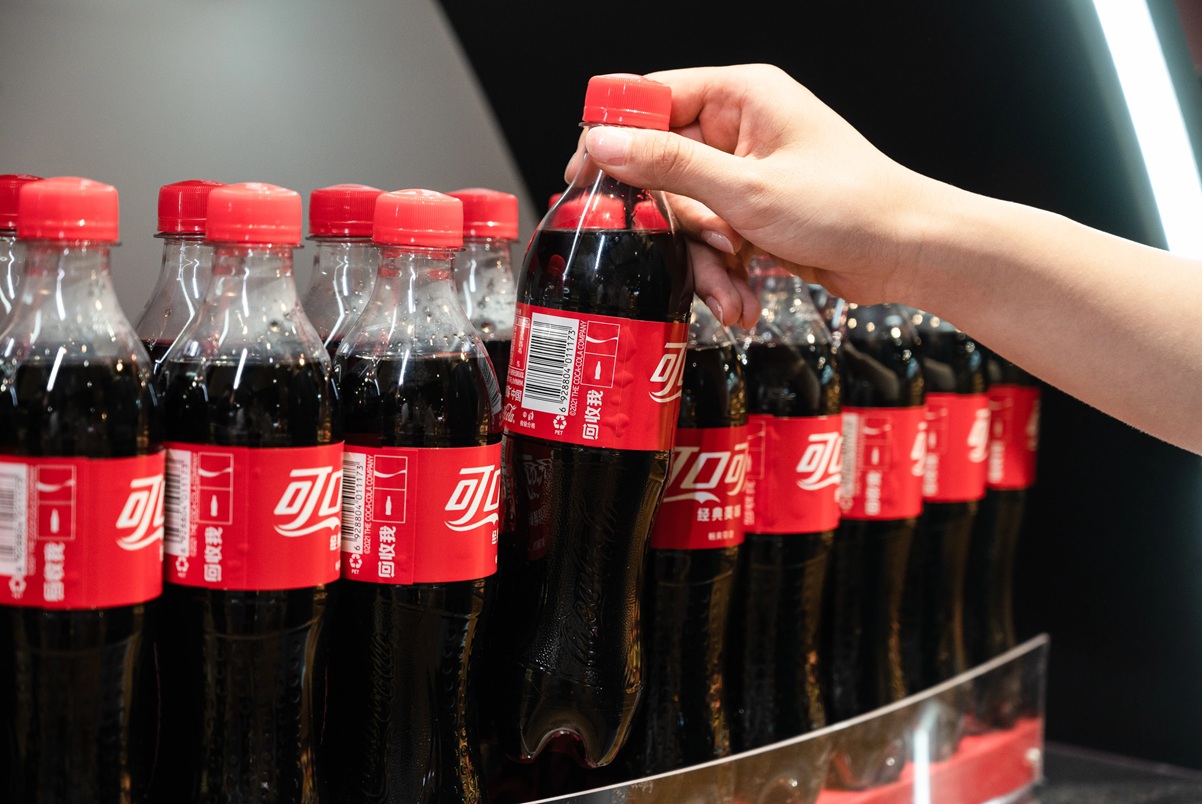 可口可乐：巴菲特持有4亿股、63年连涨分红，值得你跟随买入吗？