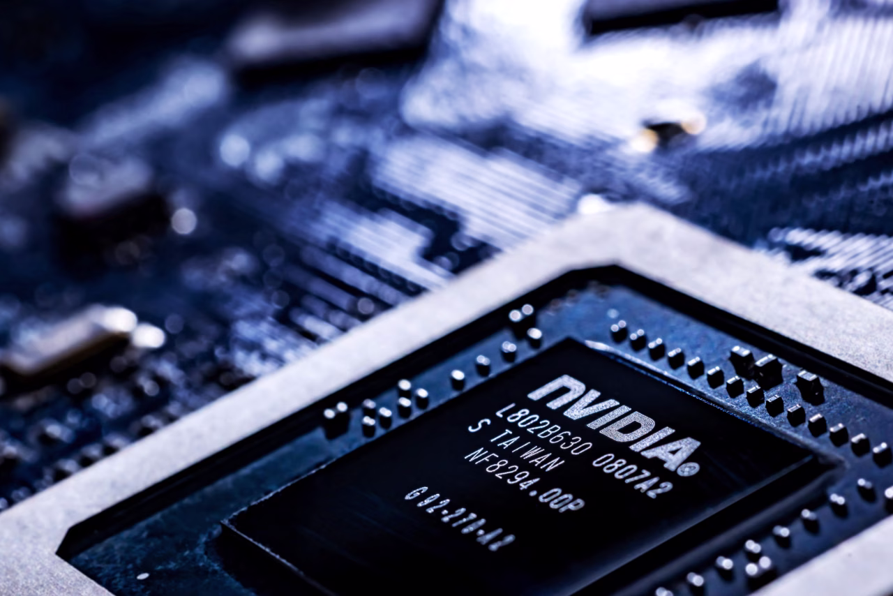 英伟达(Nvidia)还能翻几倍？AI硬件之王的未来挑战与机遇全解析