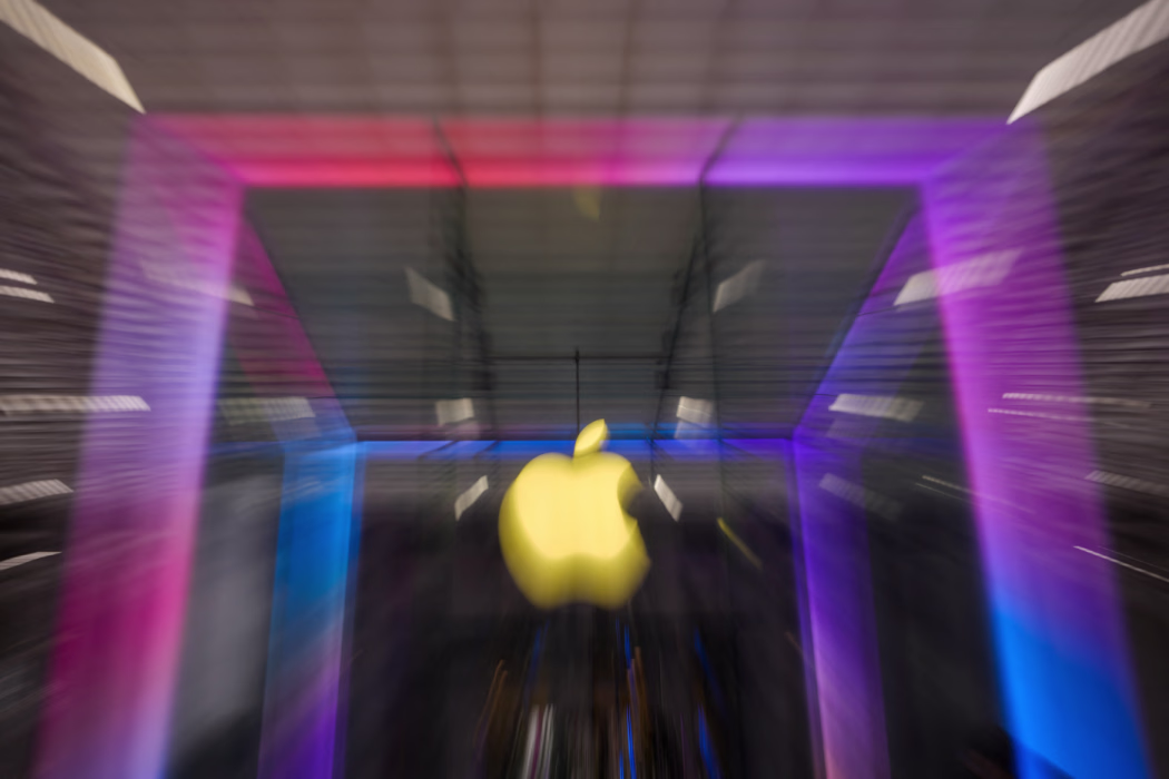 巴菲特继续重仓Apple，苹果公司还能买吗？三大理由揭示潜力与机遇