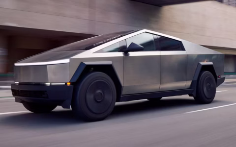 Tesla Robotaxi 安全性实测曝光：能否在 2026 年真正驶向“无安全员时代”？